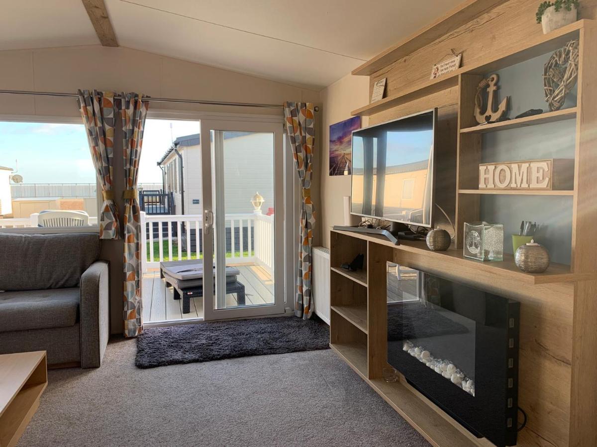 Mv7 Suffolk Sands Holiday Park Felixstowe Exterior photo